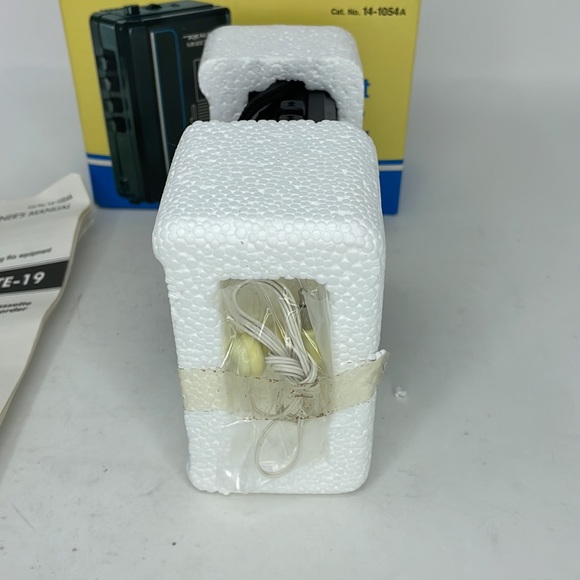 New Vintage Compact Cassette Recorder Portable Audio Tape Player with earbuds - Picture 8 of 13